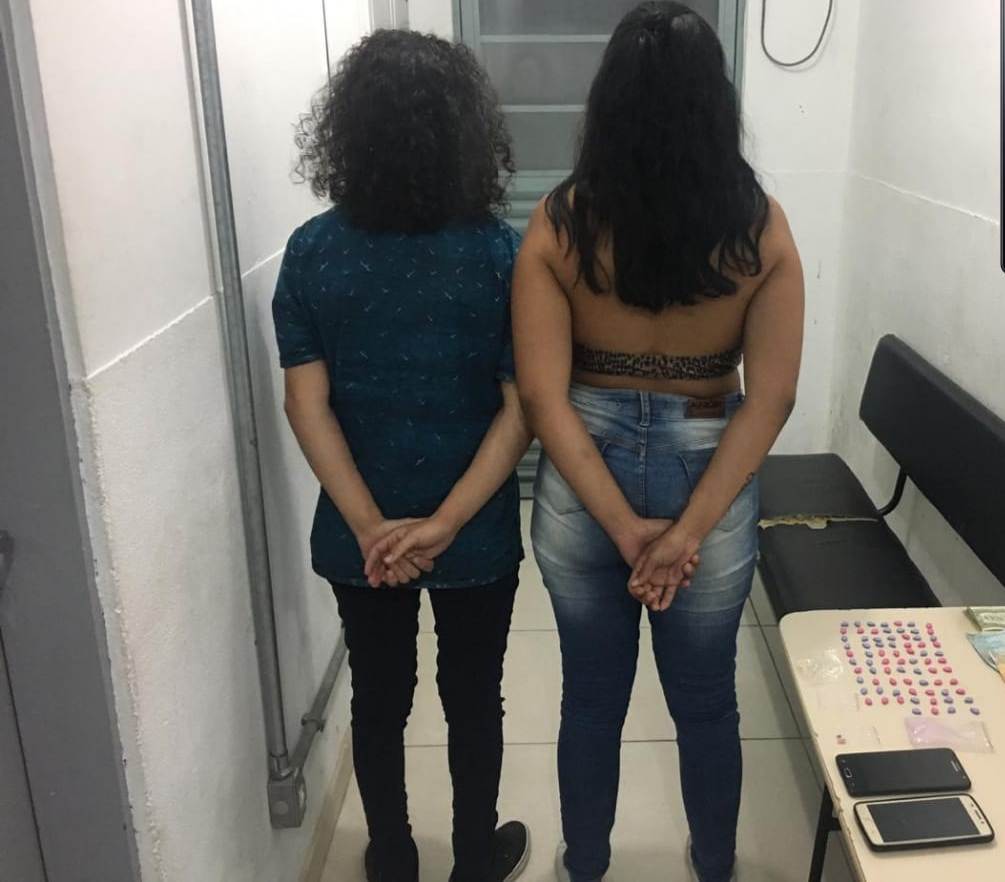 Mulheres são presas com drogas sintéticas em Bombinhas, SC