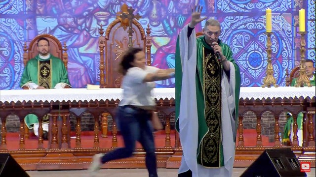 Padre Marcelo é empurrado do altar durante missa em SP