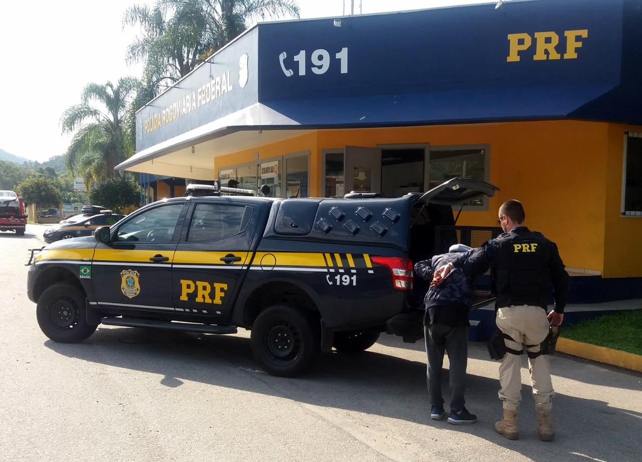 Homem que tentou atropelar patrulheiro na BR-101 é preso em Biguaçu