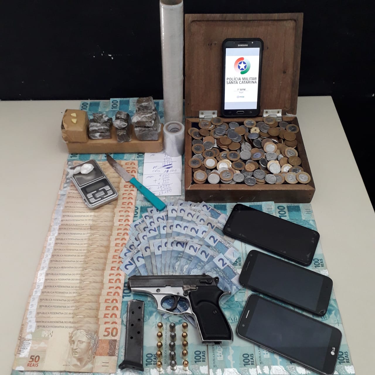 Quadrilha capturada em Itajaí tinha dinheiro, arma e drogas