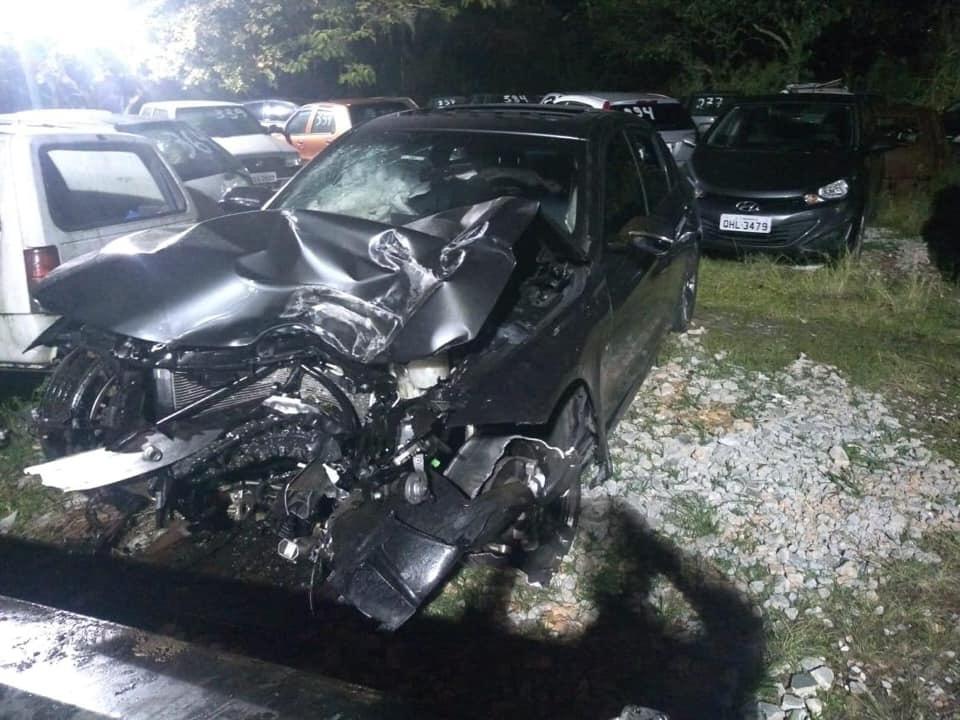 Ladrões roubam BMW e na fuga colidem em poste na via expressa, Florianópolis