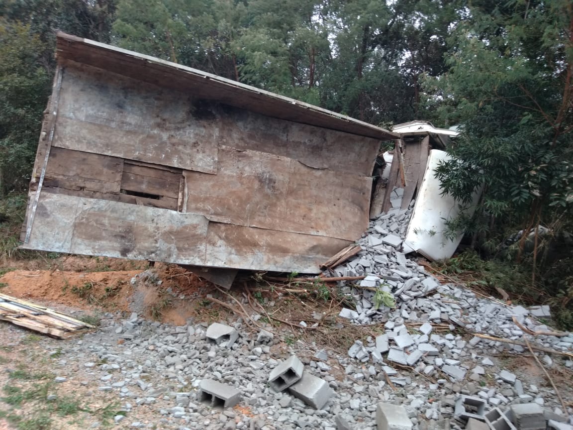 Caminhão carregado de bloco de concreto  cai em barranco em Rio Negrinho