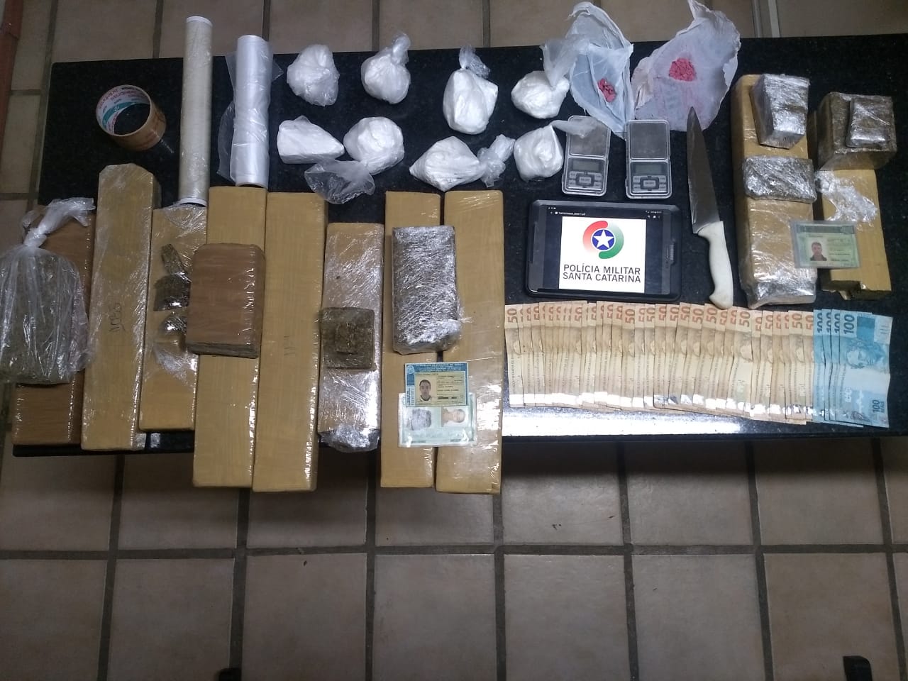 Traficante foge da polícia  e deixa para trás grande quantidade de drogas em Lages