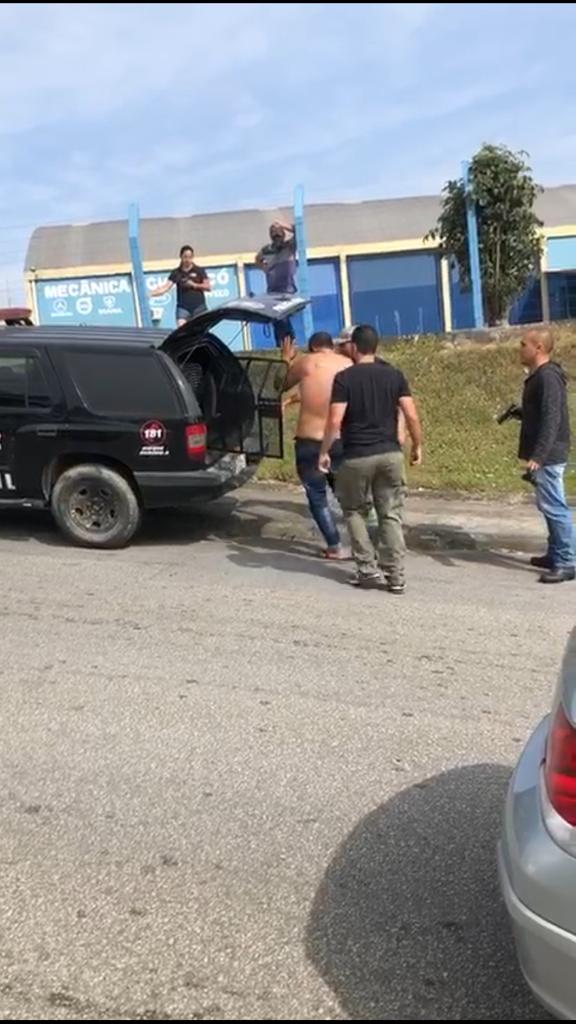 Delegado que seguia para o trabalho prende ladrão roubando estudante, São José