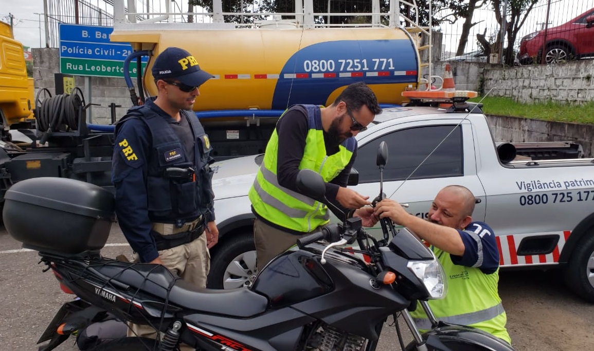 PRF fiscaliza motos e distribui antenas corta linha pipa em São José