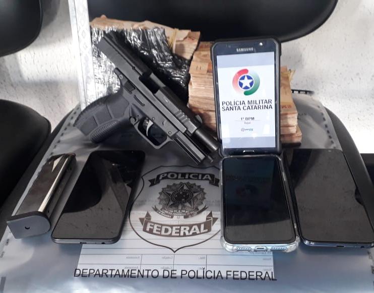 Homem encontra arma e R$ 75 mil e entrega à polícia em Itajaí