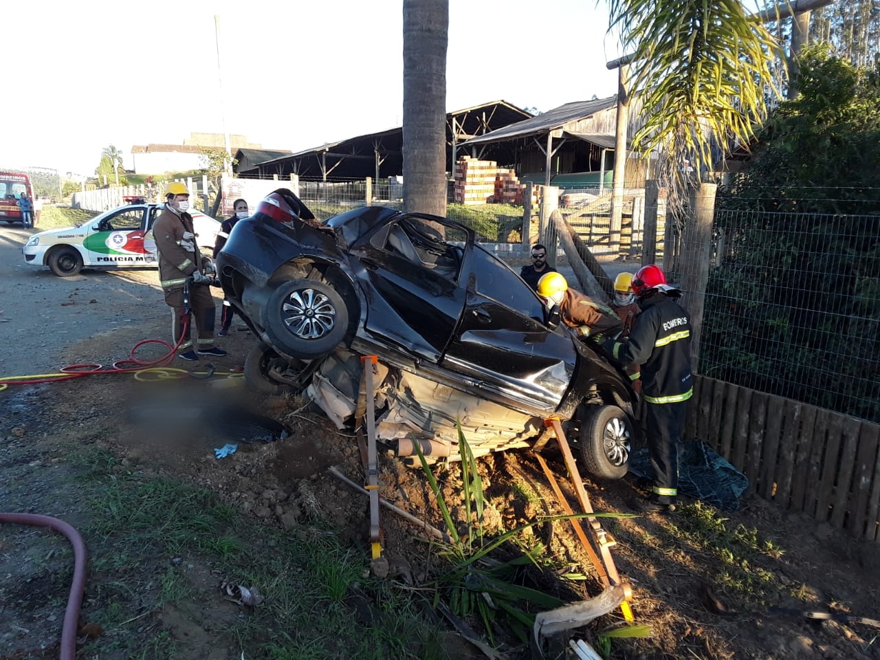 Carro bate em árvore e mata quatro pessoas no Alto Vale, SC