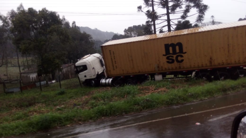 Carro da Saúde de Santa Cecília bate em caminhão e mata cinco pessoas