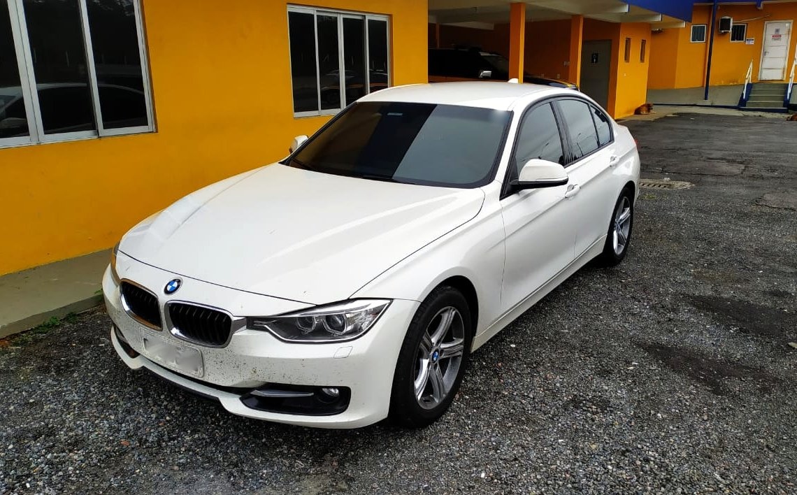 BMW interceptada em Barra Velha estava cheia de contrabando
