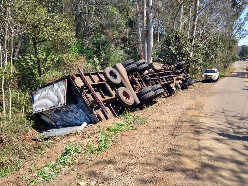Rodovia interditada no Oeste de Santa Catarina para remover carreta tombada