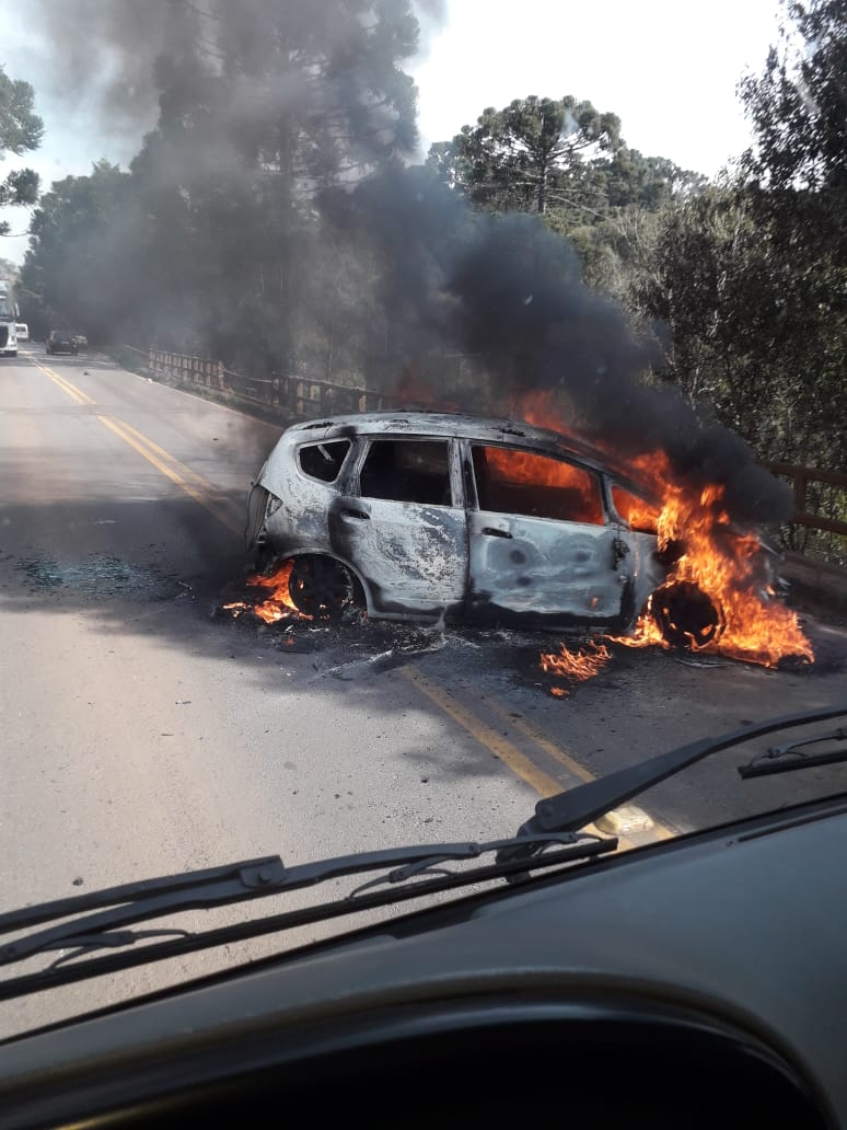 Assaltantes queimam carro para atacar transporte de valores em Videira