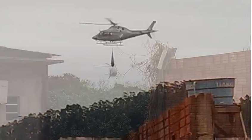 Corpo é içado de helicóptero na comunidade Papaquara em Florianópolis