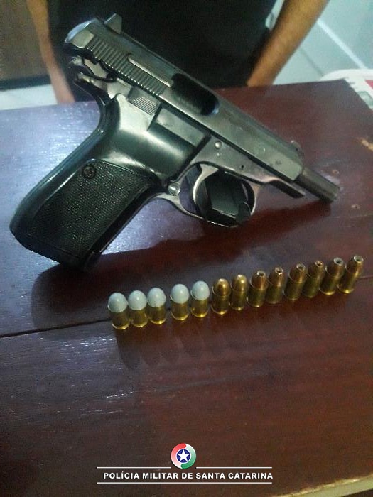 Sobrinho é preso em Balneário Camboriú quando vendia a arma do tio