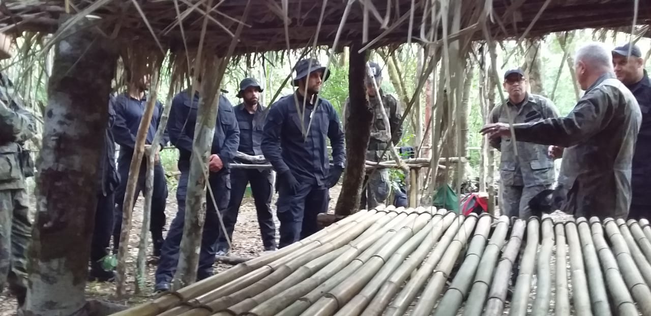 Exercícios de sobrevivência na selva e no mar em Florianópolis