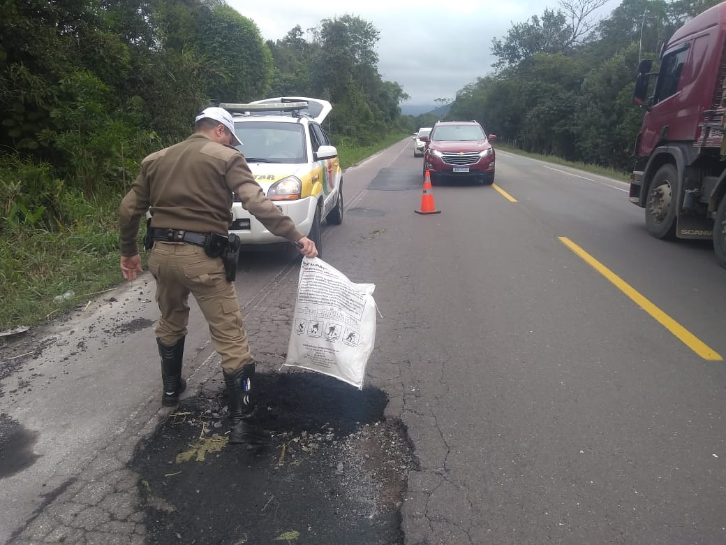 Policiais tapam buraco em rodovia estadual no Norte do Estado