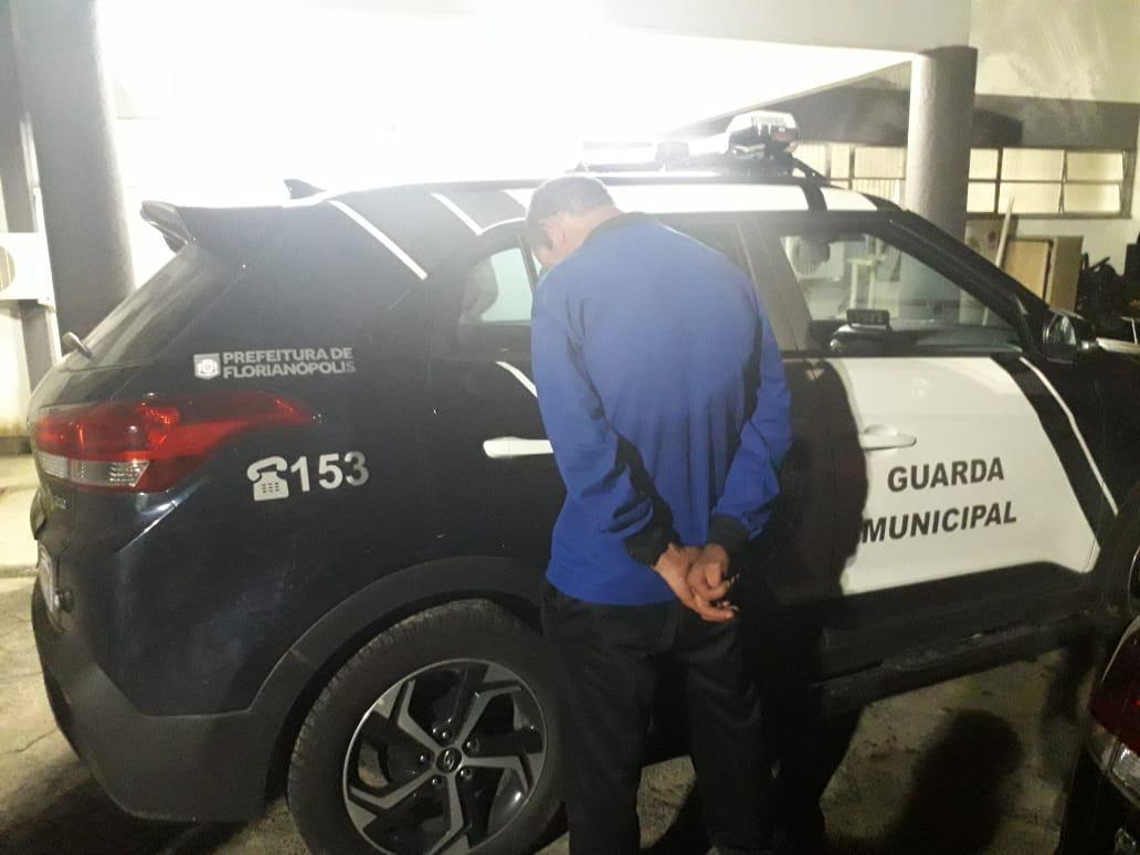 Tarado que passou a mão em mulher é preso no Centro de Florianópolis