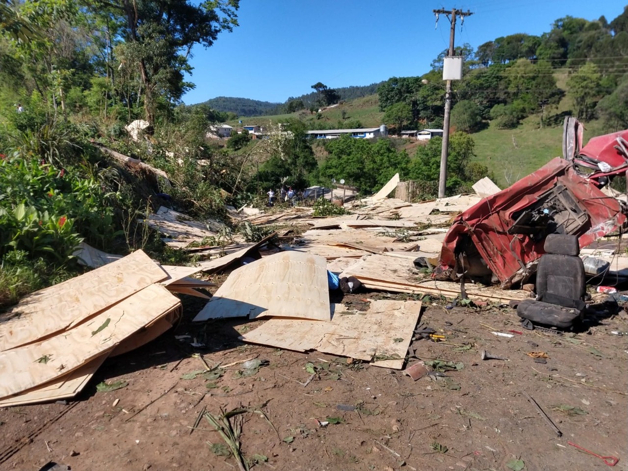 Caminhão capota em Cordilheira Alta, Oeste de SC,  e mata motorista