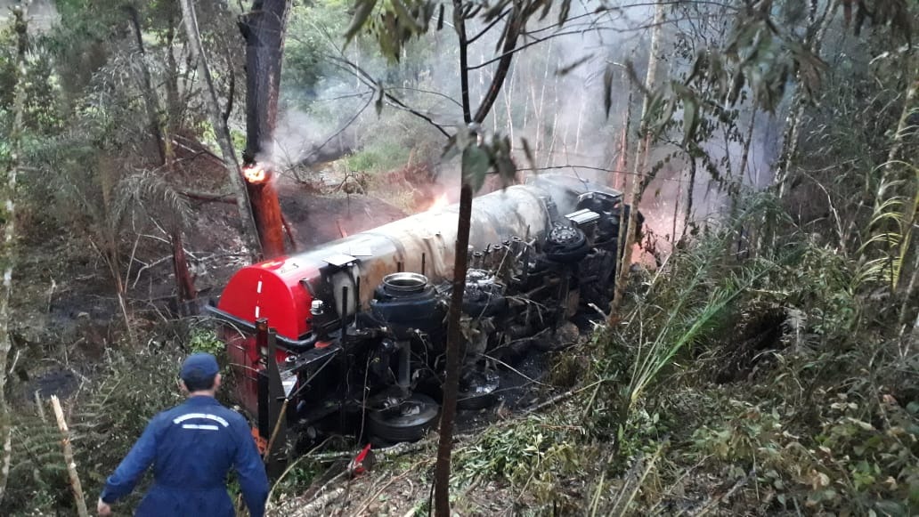 Caminhão tanque sai da pista na SC-114, em Taió, rola num matagal e pega fogo