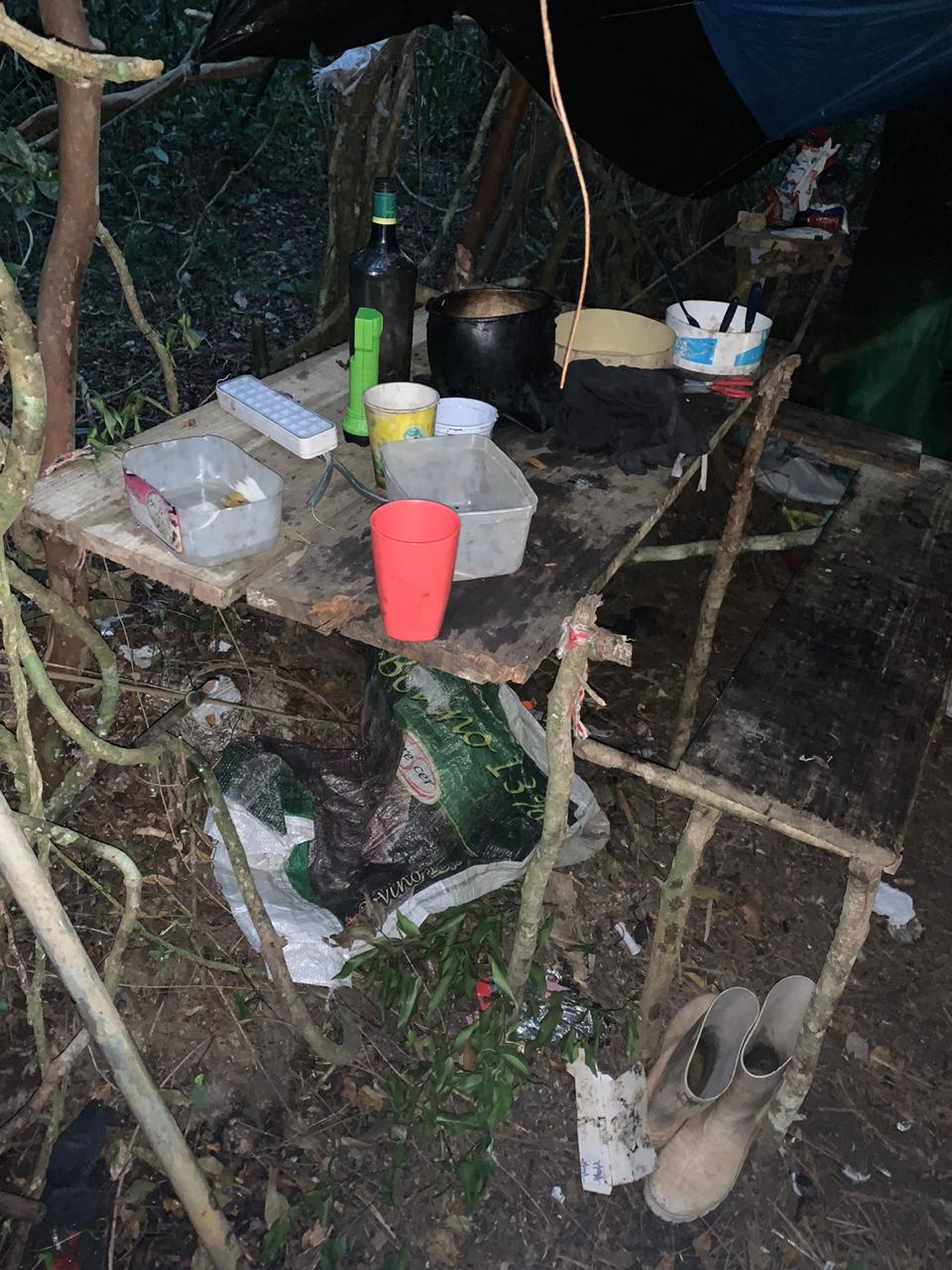 Homem que mantinha adolescente em cativeiro está foragido