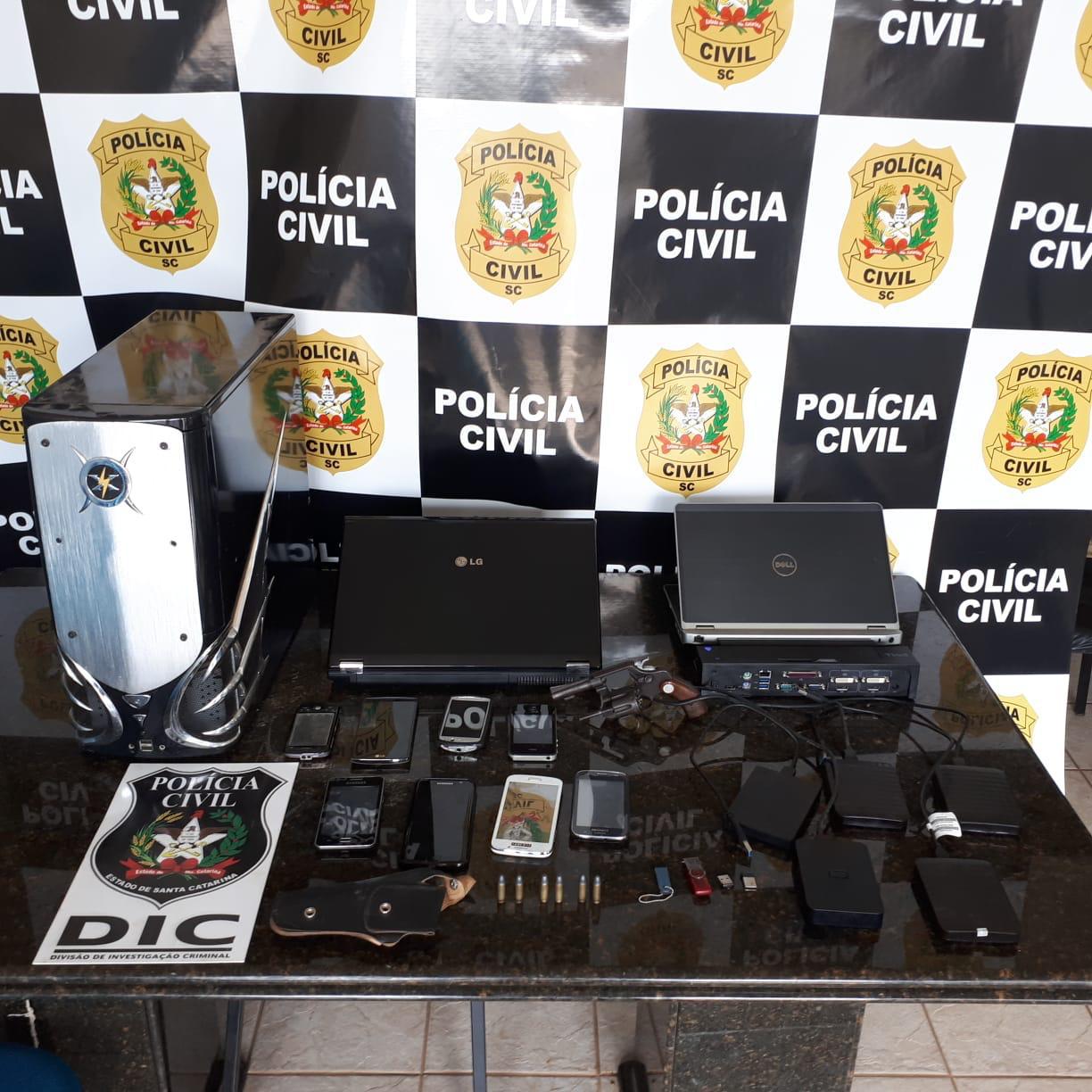 Pai é detido por posse de arma e filho preso por pedofilia em Curitibanos