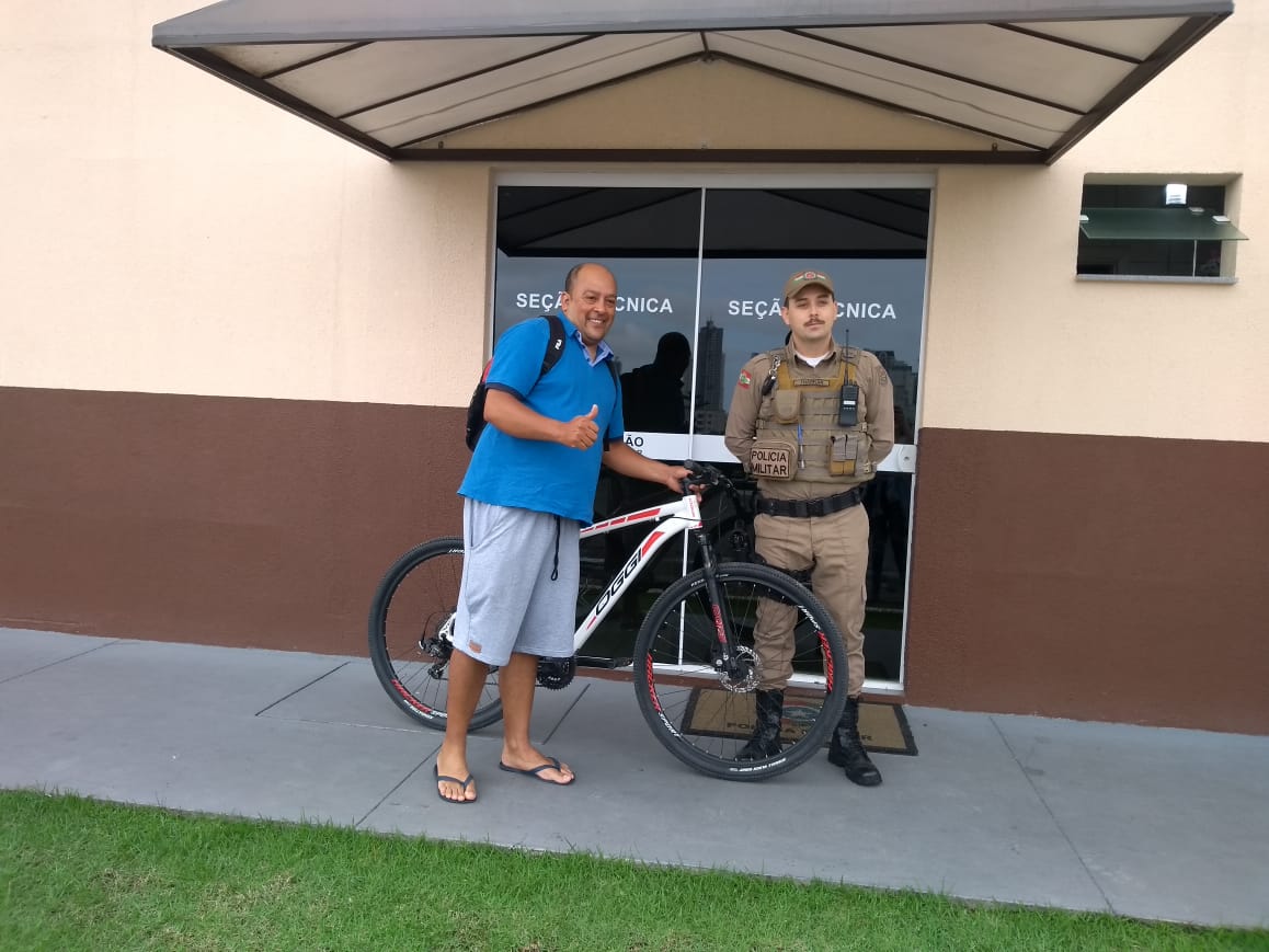 Operário agradece a PM de Balneário Camboriú que recuperou a bike roubada