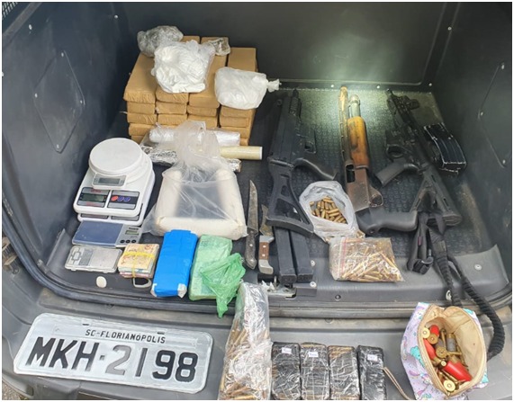 Armas de guerra e droga são apreendidas em Joinville