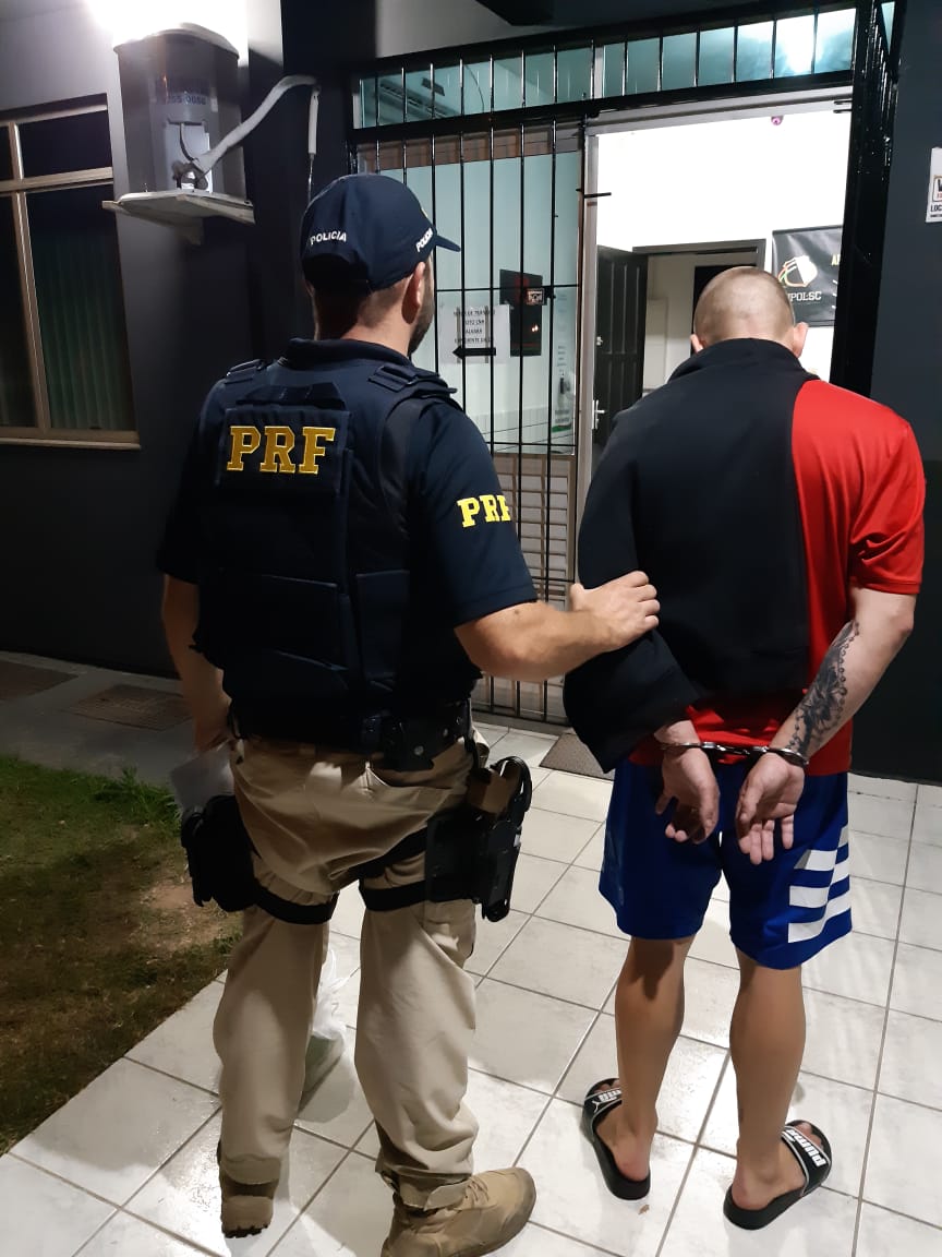 PRF recupera pistola do Deap com condutor de Voyage em Imbituba