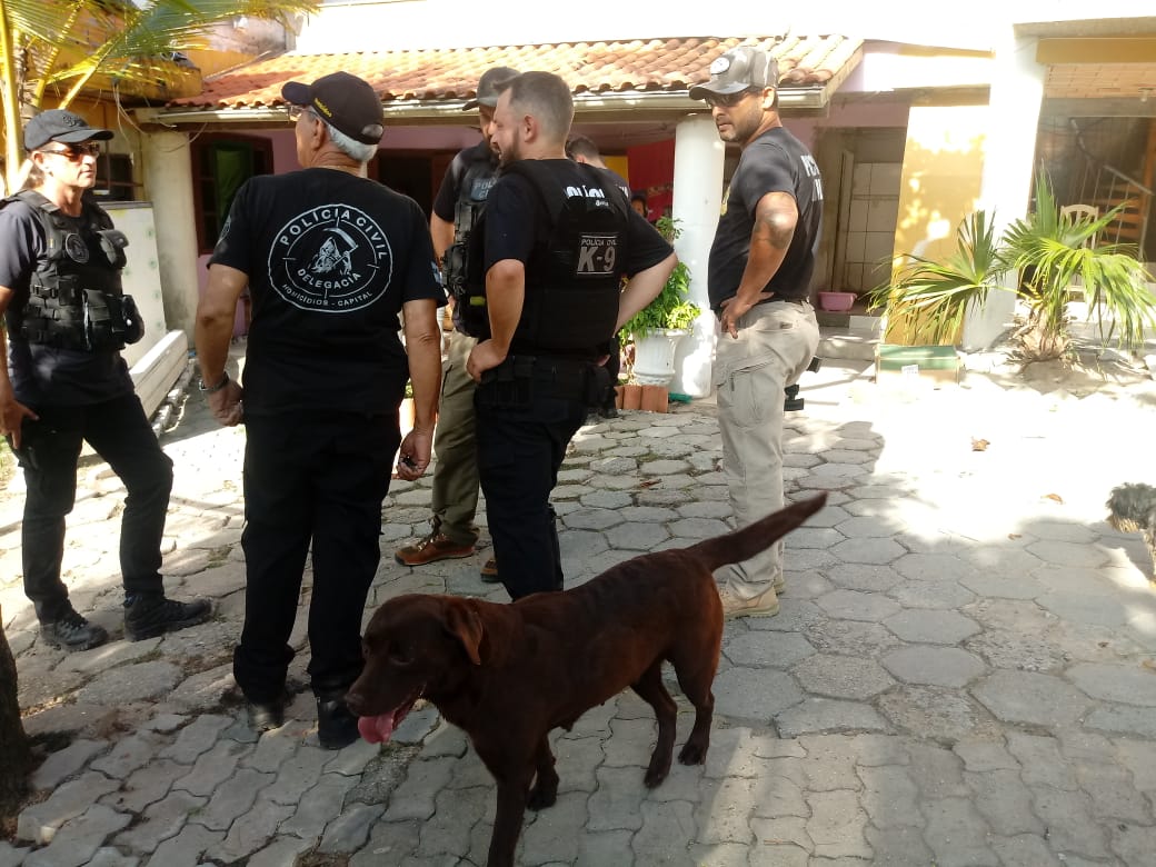 Polícia cumpre 16 mandados de busca na Favela do Siri em Florianópolis