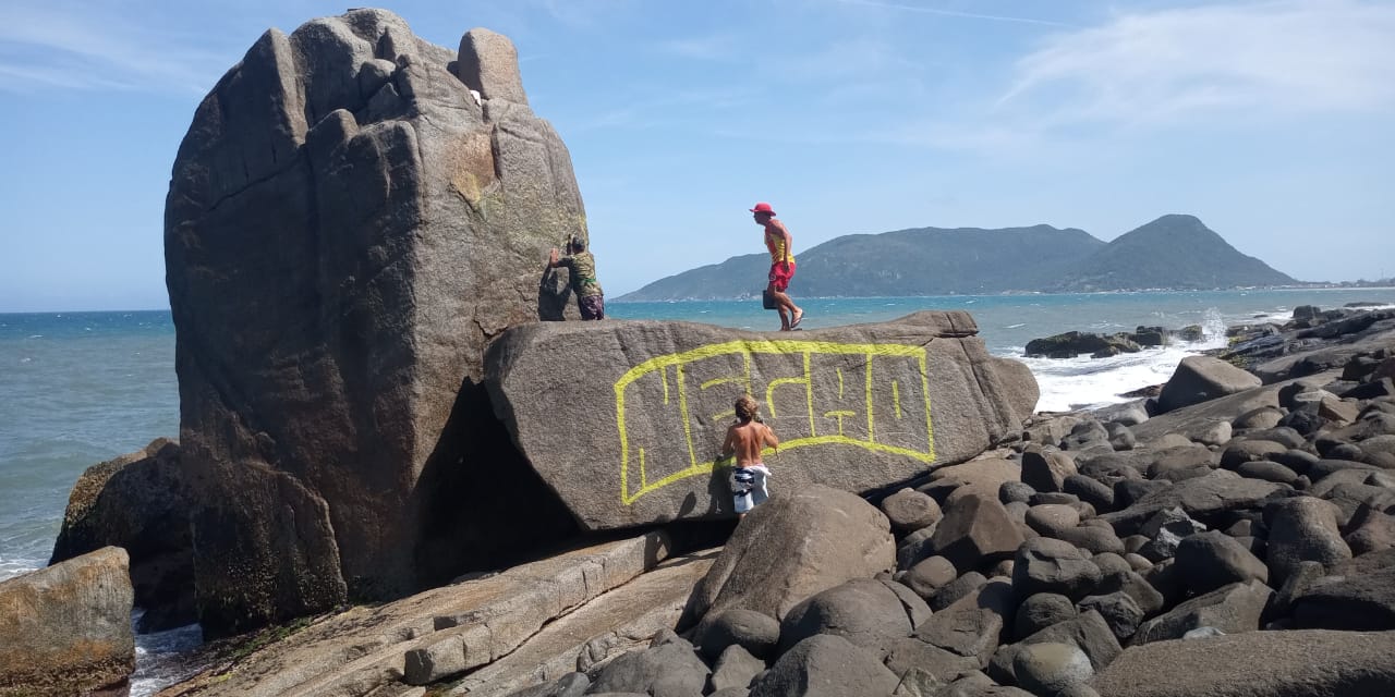 A mais famosa pedra do Morro das Pedras amanheceu pichada
