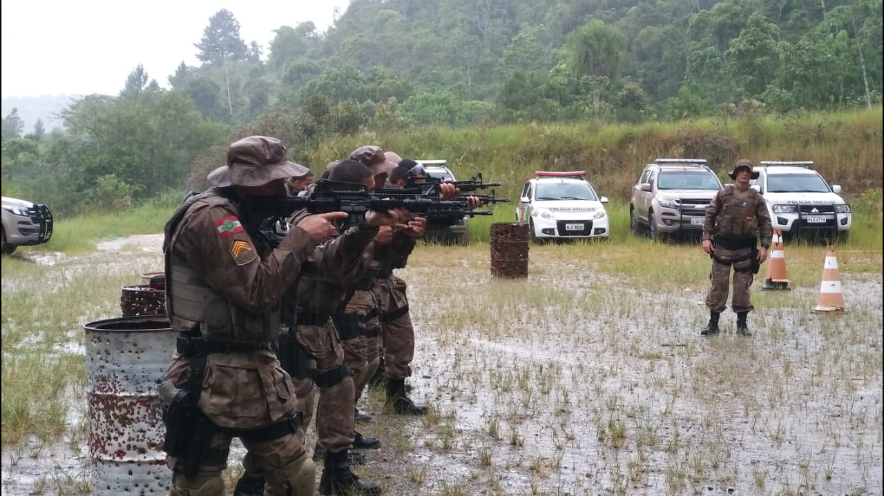 PMs realizam treinamento com fuzil em Balneário Camboriú