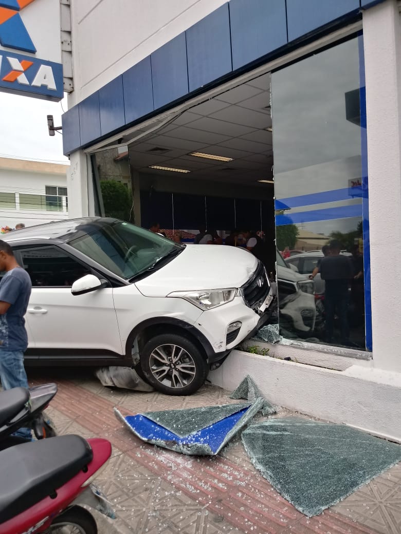 Carro invade prédio da CEF em Biguaçu, SC