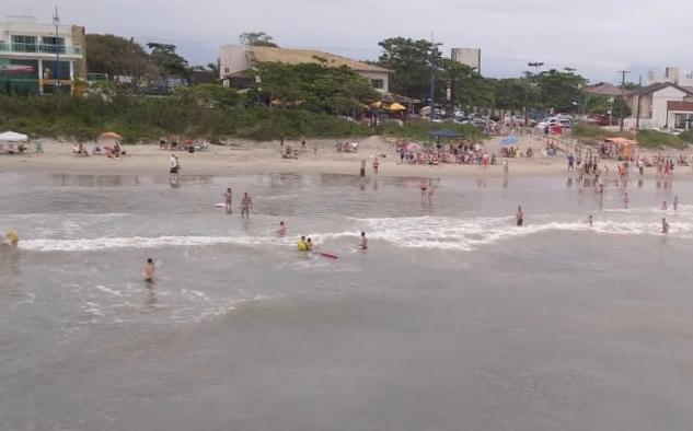 Criança de oito anos é socorrida no mar por guarda vidas em SC