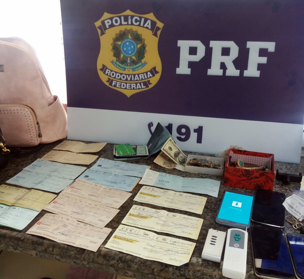 PRF recupera objetos roubados em carro na BR-101, Biguaçu