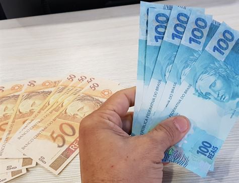 Homem paga fiança na justiça com dinheiro falso