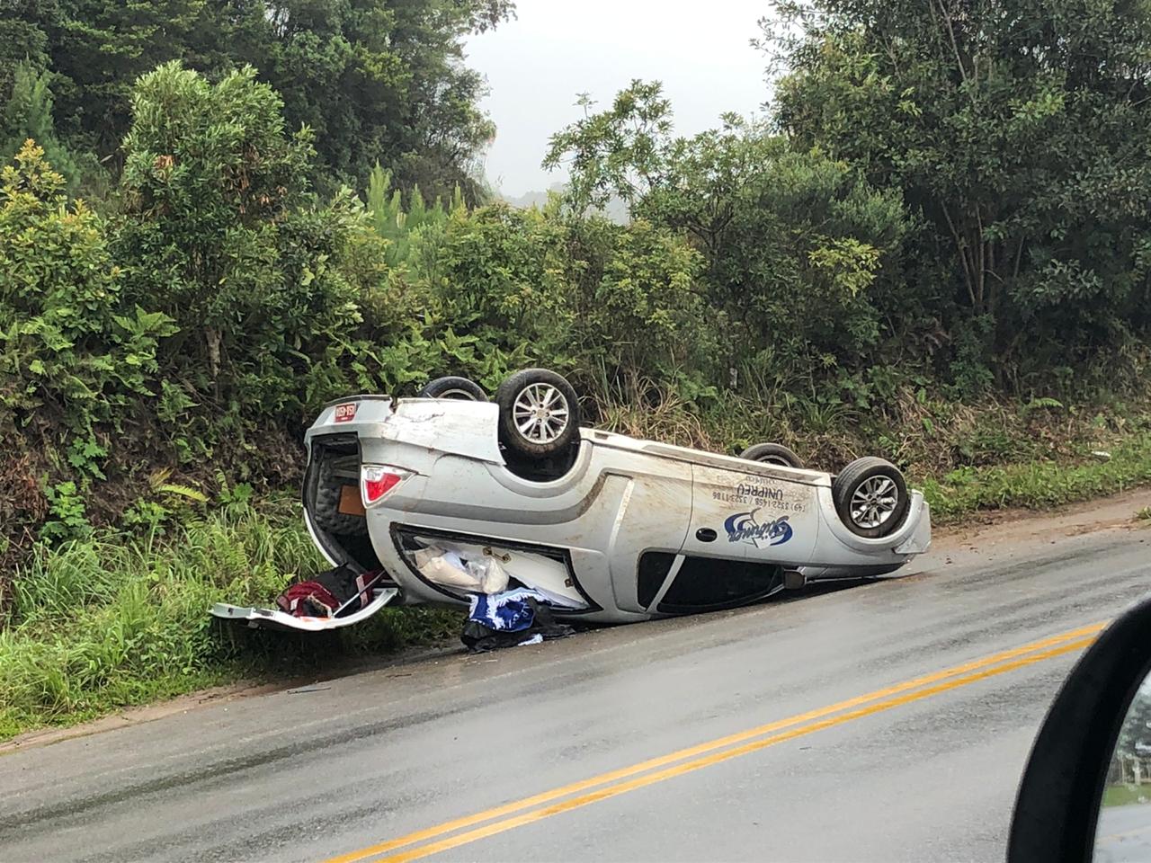 Carro de funerária que levava corpo de bebê capota na SC-418