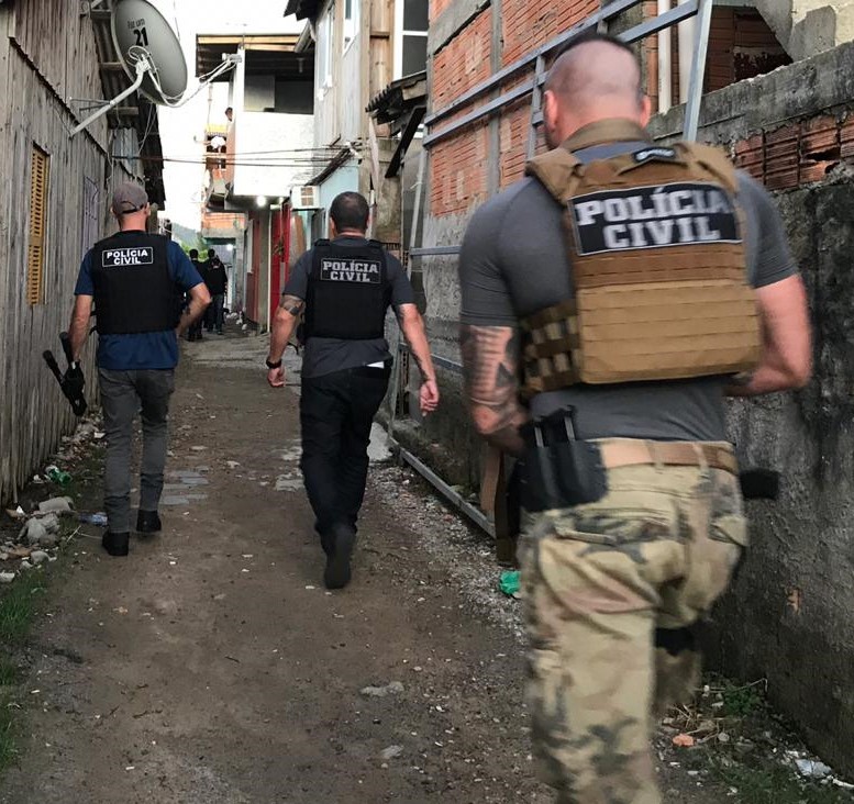 Polícia faz operação na favela Papaquara em Florianópolis