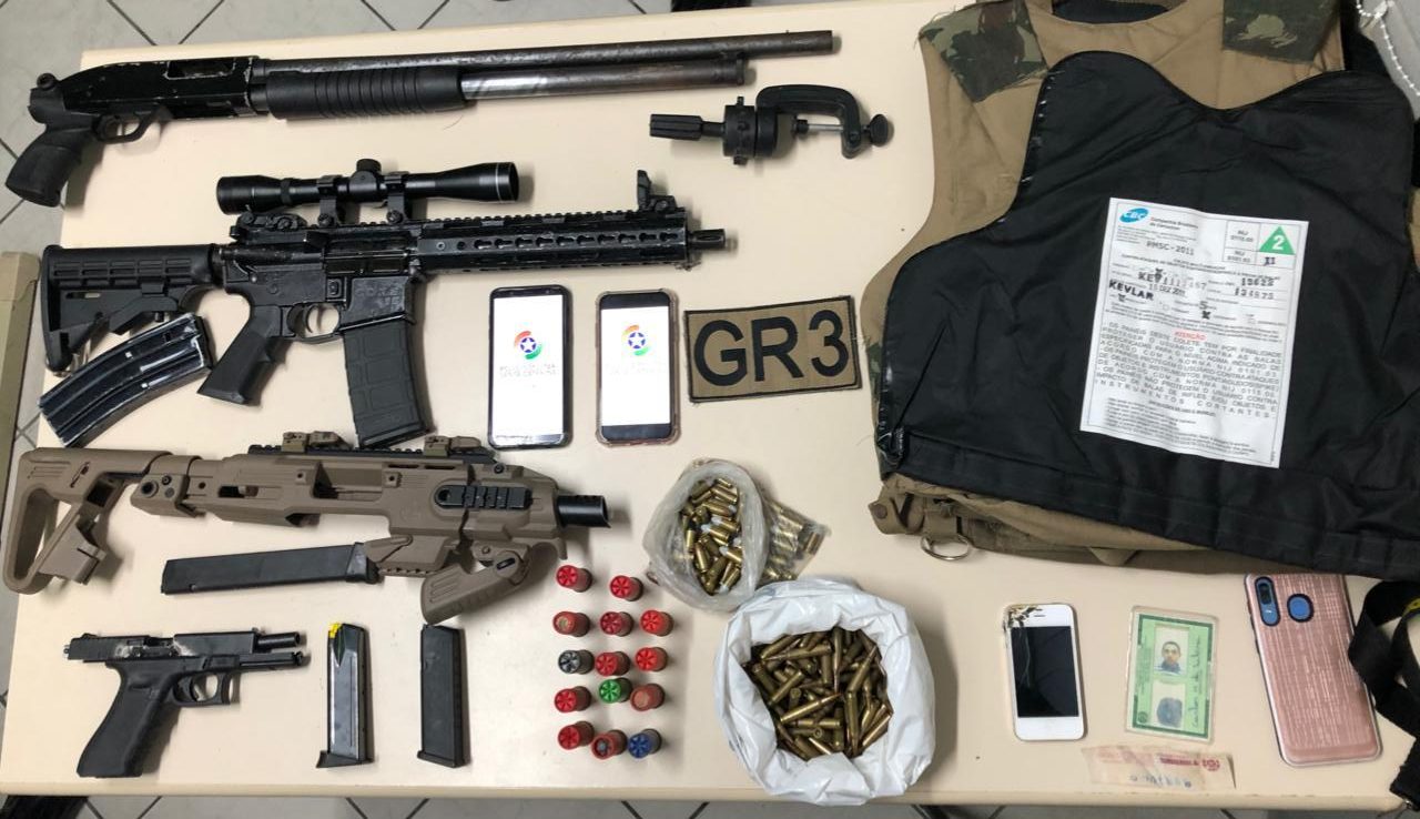 PM apreende fuzil e pistola com o crime organizado em São José