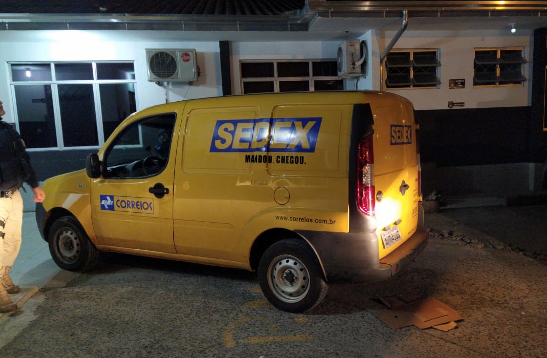 Furgão adesivado com o logotipo dos Correios transportava meia tonelada de maconha