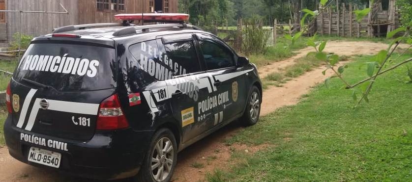 Polícia investiga homem morto ao lado de carro queimado em Florianópolis