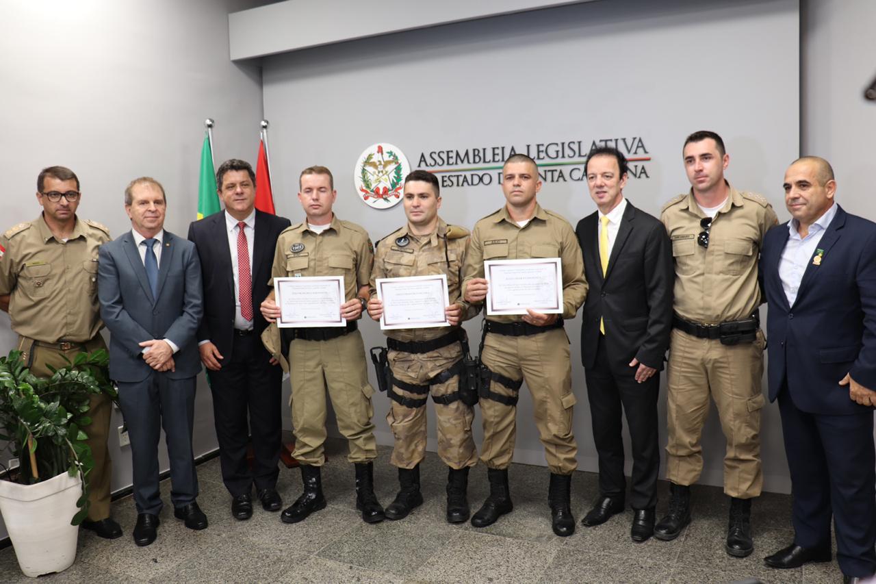 Policial militar recebe moção por salvar mulher de ataque de abelhas