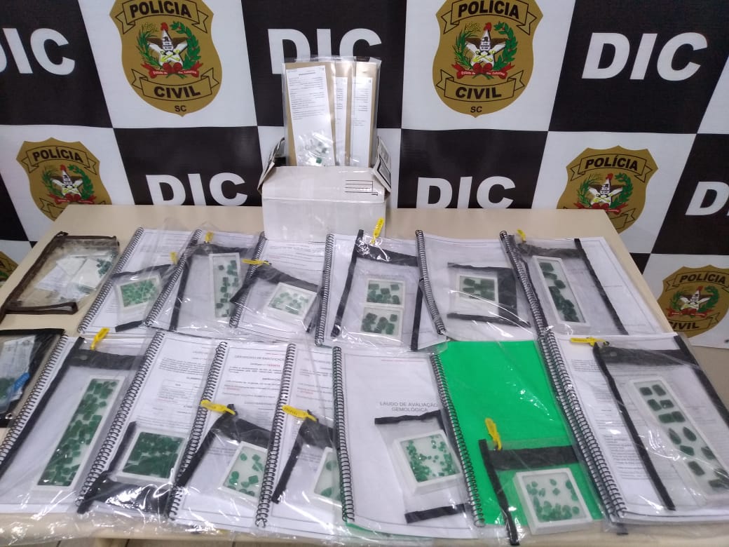 Polícia apreende pedras de esmeralda e turmalina em SC