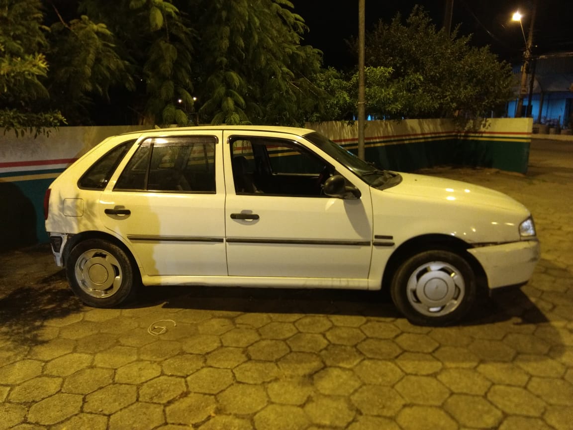 Casal é flagrado retirando peças de carro roubado