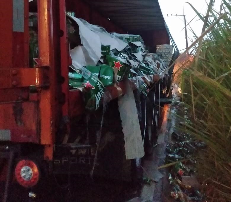 Caminhão de “gelada” tomba em Biguaçu