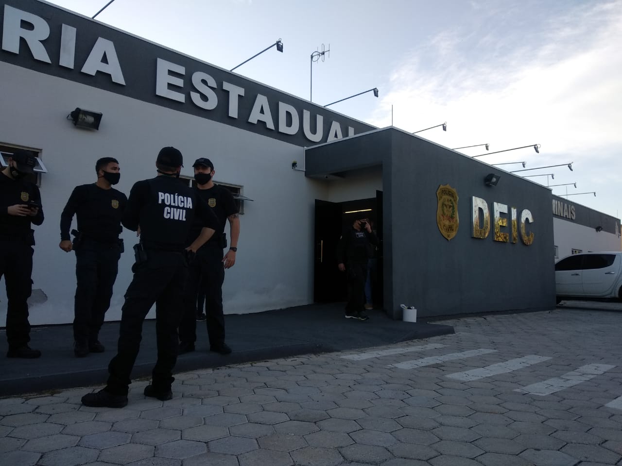 Deic desarticula quadrilha que fornecia armas para traficantes catarinenses