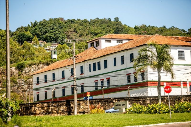 Preso usa espeto para fazer carcereiro refém em Florianópolis
