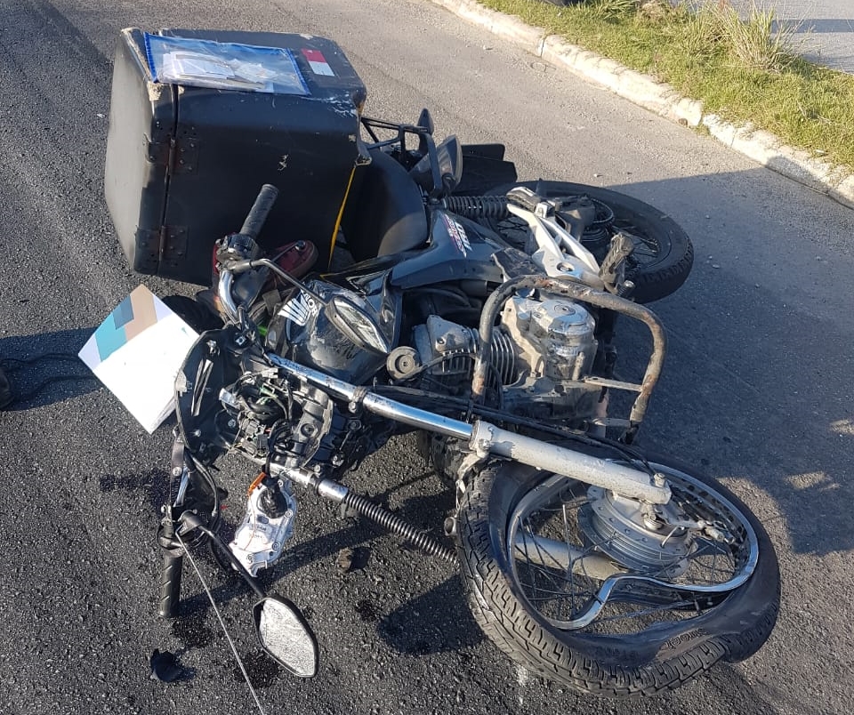Moto que bateu em carro na SC-401 trafegava em alta velocidade, diz polícia