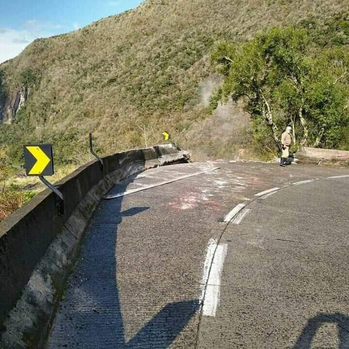 Caminhão frigorífico despenca na Serra do Rio do Rastro, em SC