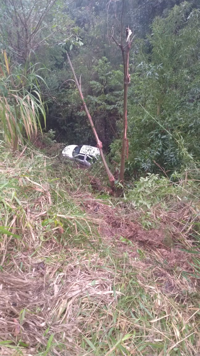 Motorista cochila e carro capota num barranco em SC
