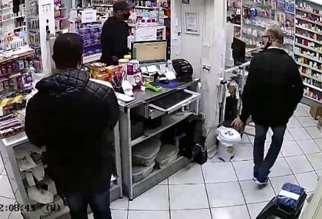 Funcionários de farmácia pegam ladrão a unha em Camboriú