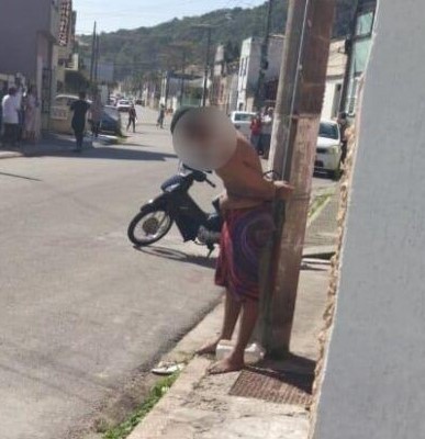 Ladrão é castigado e amarrado no poste em Laguna